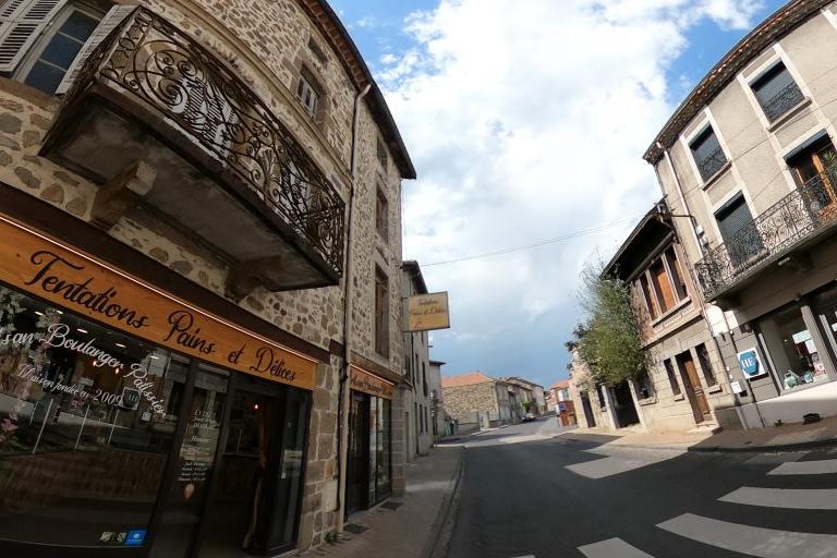 La rue de Hair Estetika à Retournac