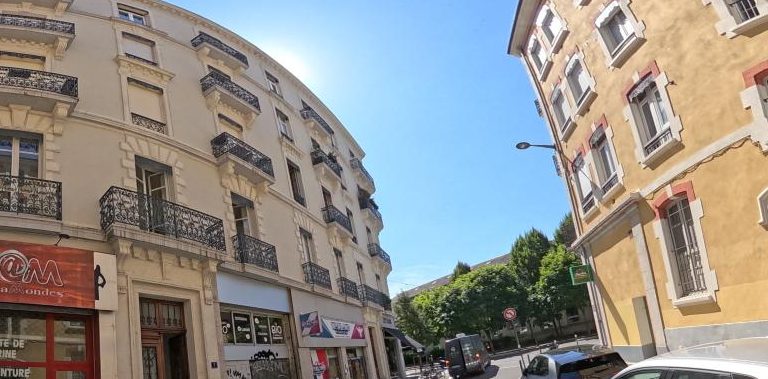 La rue de Zk Hair Barber à Grenoble