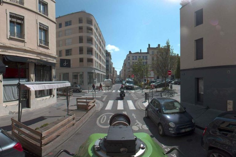 La rue de Perfection Hair And Beauty à Lyon