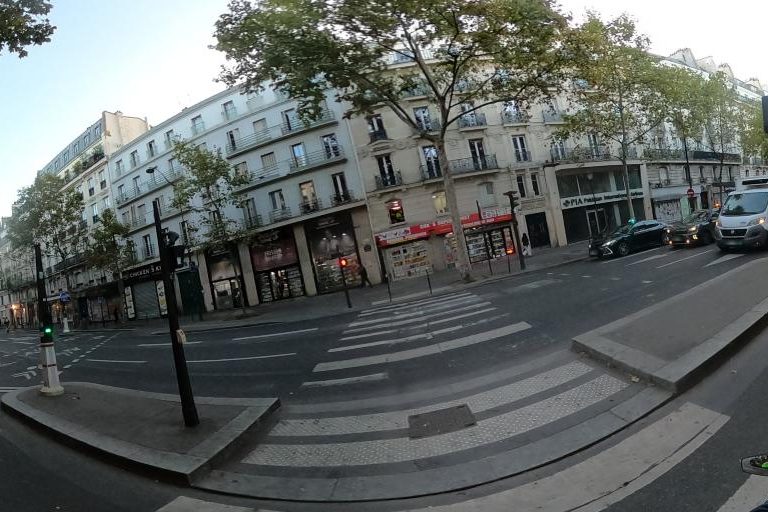 La rue de Sasu Amy Miss Hair à Paris