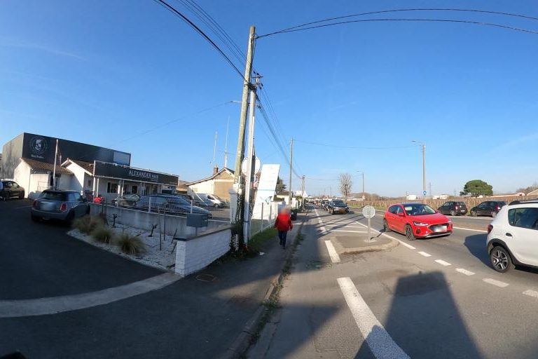 La rue de Alexander Hair Barber à Libourne