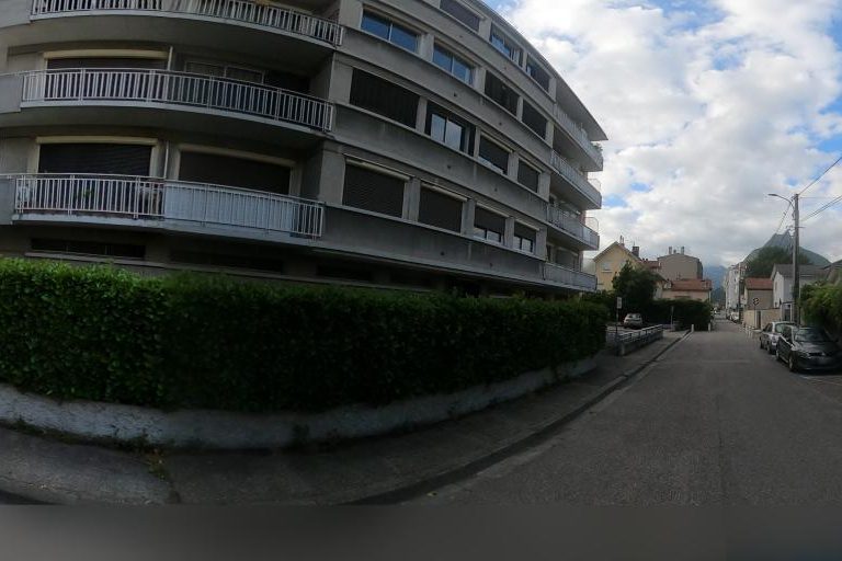 La rue de Hair Concept 38 à Fontaine