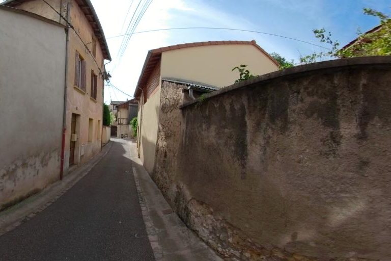 La rue de Mouss&rsquo;Cut Hair à Charlieu