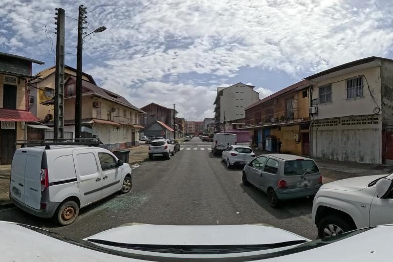 La rue de Créatif Hair à Cayenne