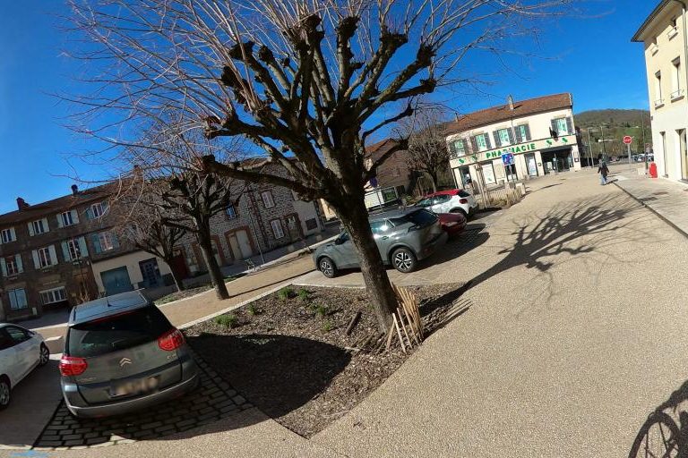 La rue de L&rsquo;Invent Hair à Sainte-Foy-L'argentiere