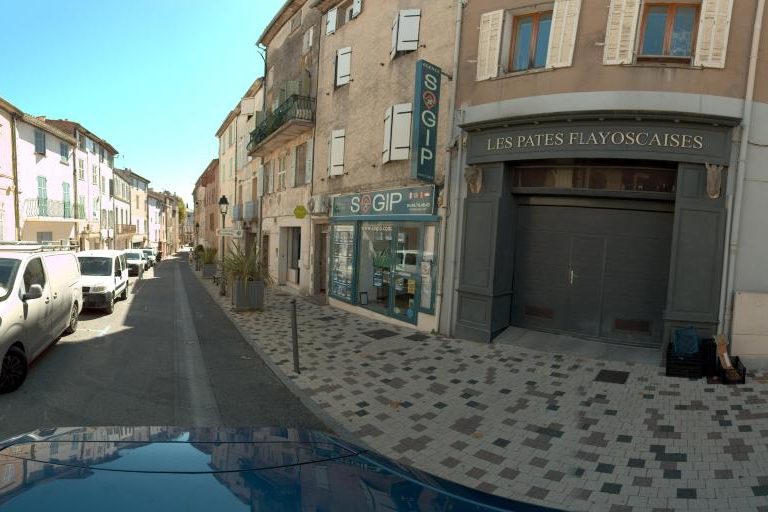 La rue de Emy S Hair à Flayosc