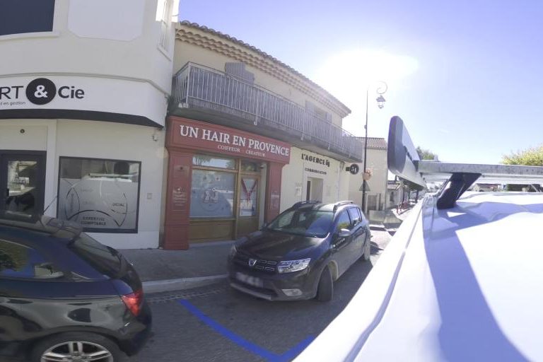La rue de Un Hair En Provence à Noves