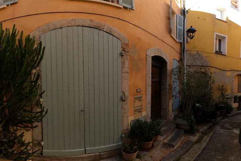 La rue de Tcs Hair à Hyeres