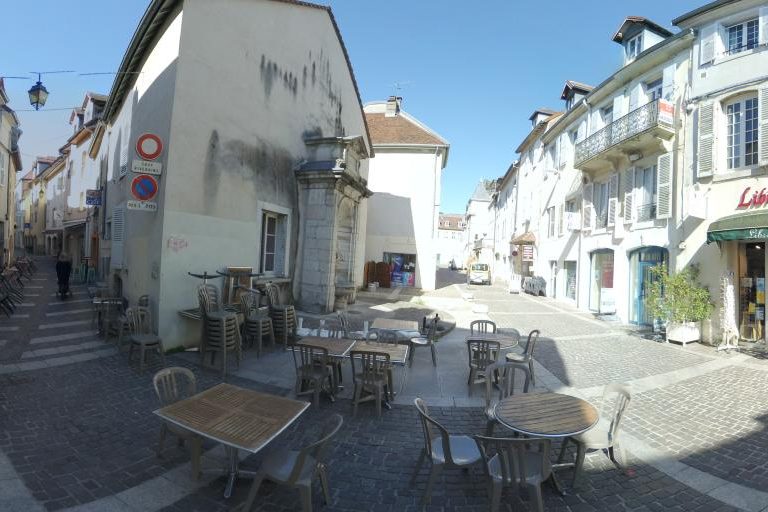 La rue de L&rsquo;Harmonie Dans L&rsquo;Hair à Lons-Le-Saunier
