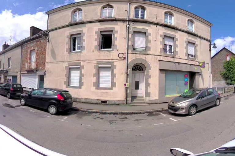 La rue de Hair & Bio à Argentre-Du-Plessis