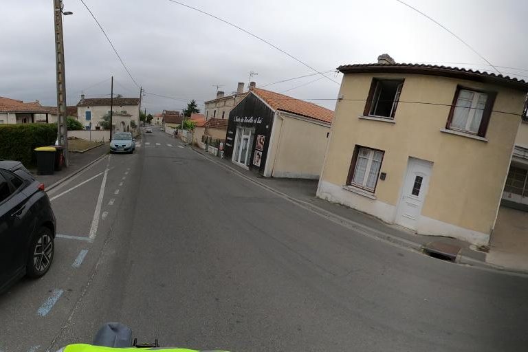 La rue de L&rsquo;Hair De Ru Elle Et Lui à Ruelle-Sur-Touvre