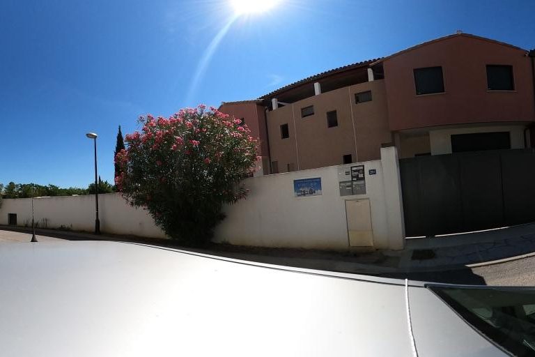 La rue de Sana Hair Place à Lunel-Viel