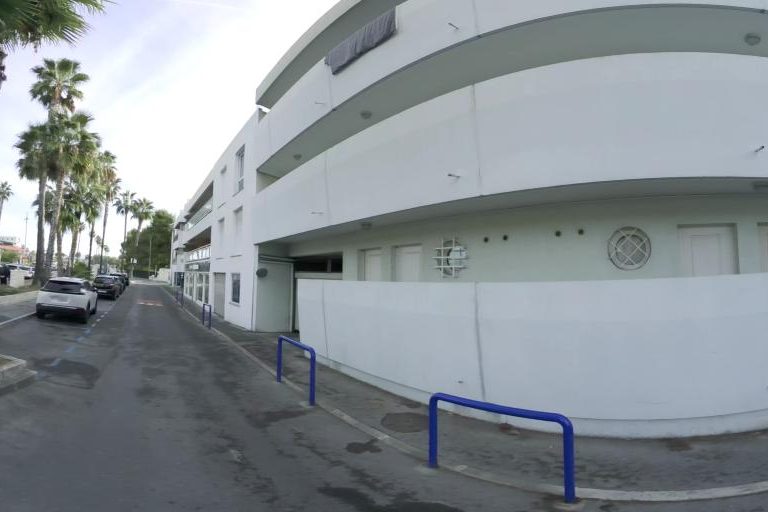 La rue de New V.l Hair à Villeneuve-Loubet
