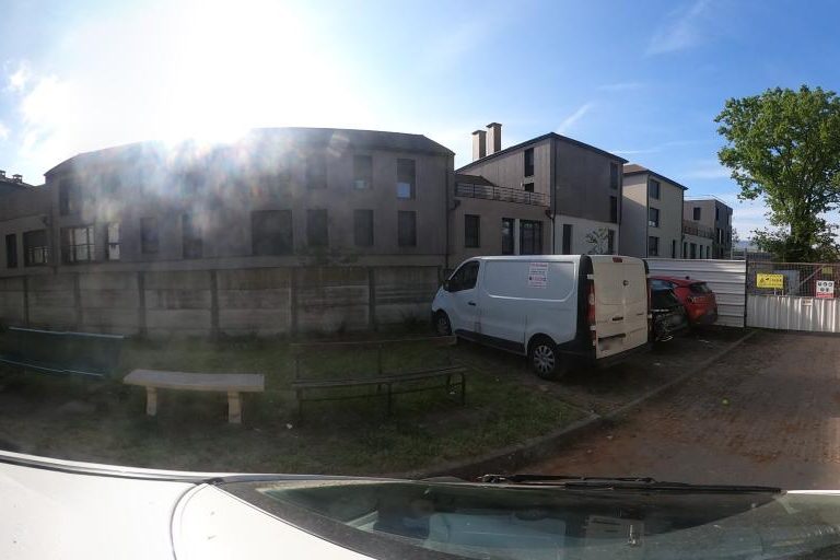 La rue de Mona Hair Beauty à Beauchamp
