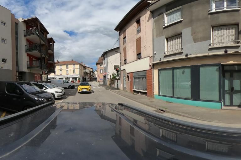 La rue de Hair By Rs à Pontcharra