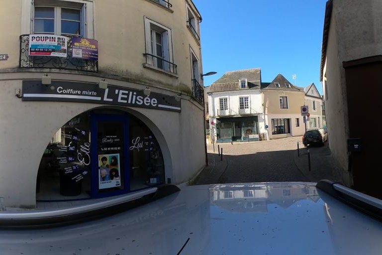 La rue de Deff Hair Salon à Sable-Sur-Sarthe