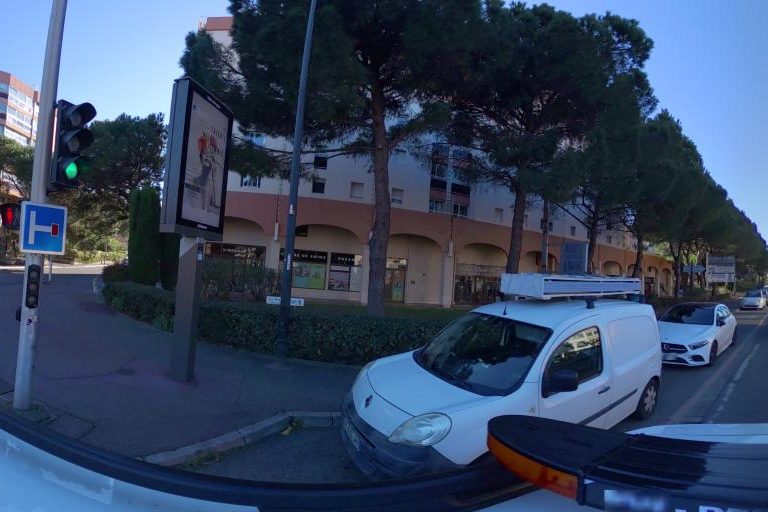 La rue de By Beautiful Hair à Frejus
