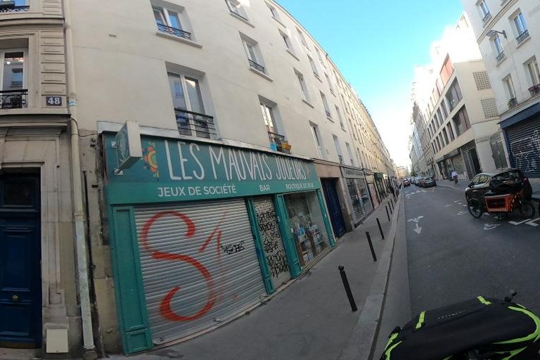 La rue de Bioness Coiffure & Hair Spa à Paris