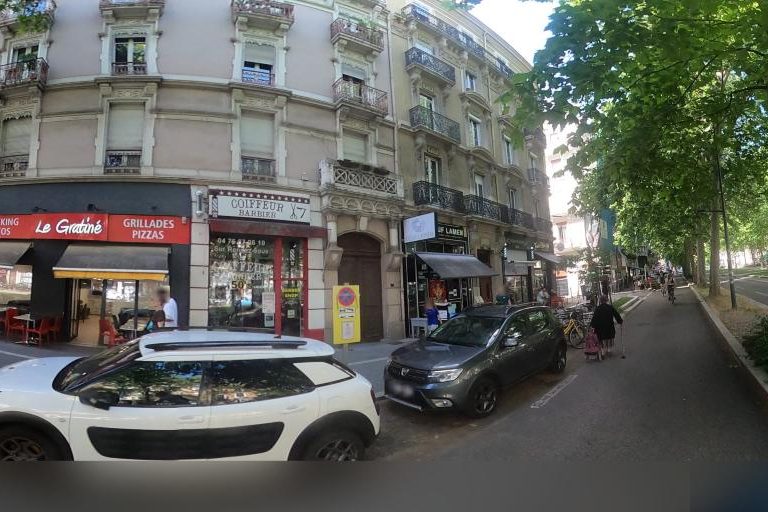 La rue de Ciseaux D&rsquo;Or Barber à Grenoble