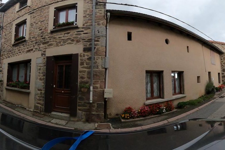 La rue de Au Beau Ciseaux à Larajasse