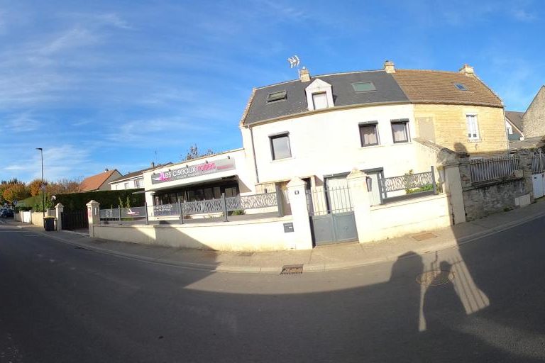 La rue de Les Ciseaux Roses à Thaon